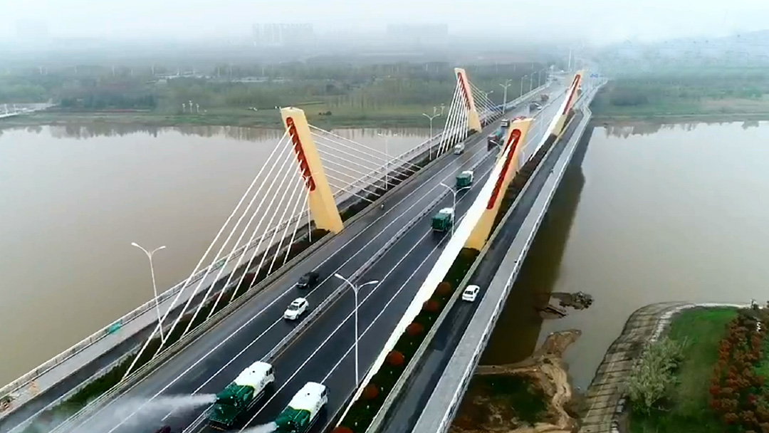 PA集团|中国官网
环卫装备在六安赤壁路大桥作业