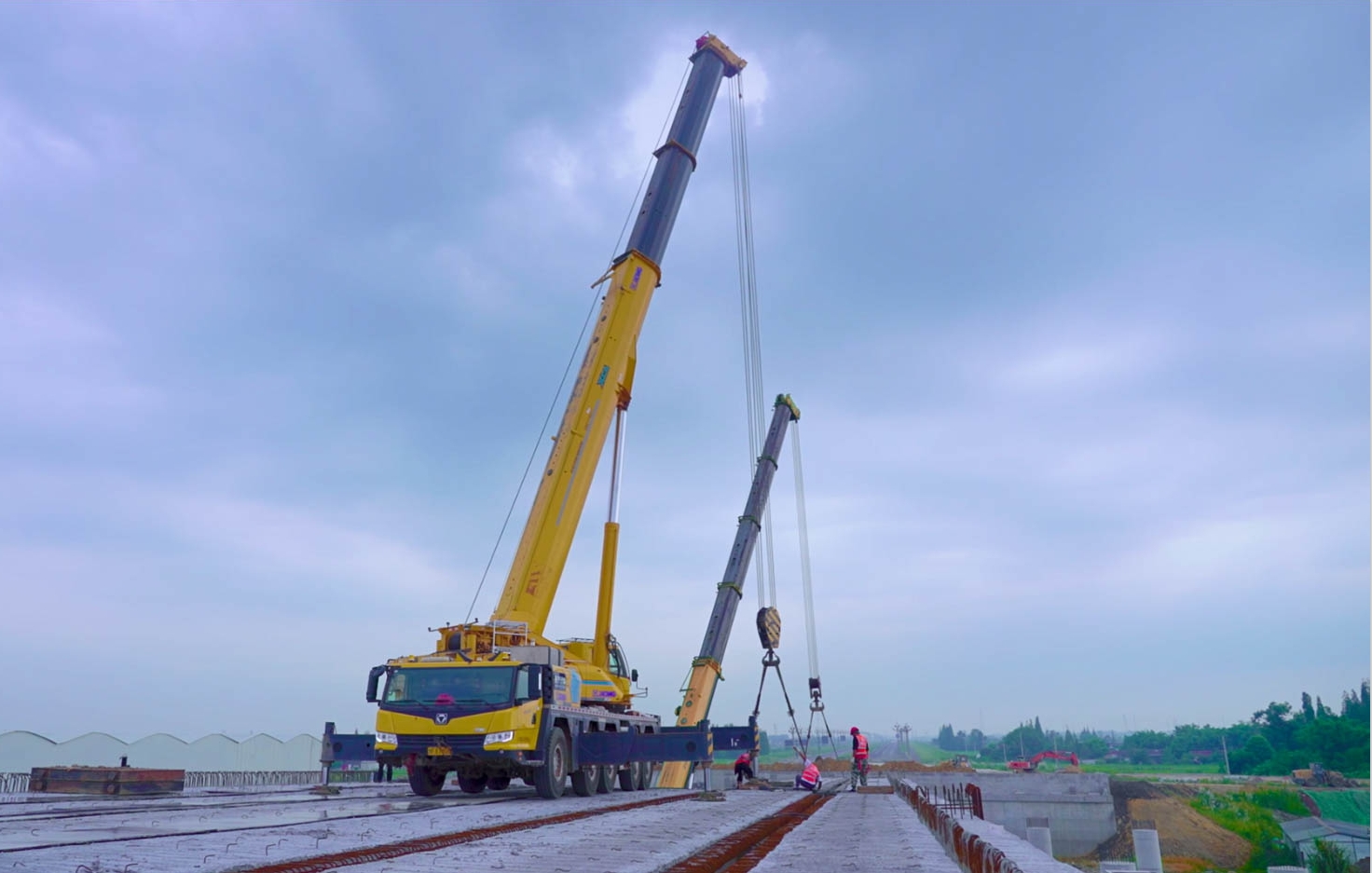 空中对飞接力！PA集团|中国官网
三款百吨级联袂抬吊！