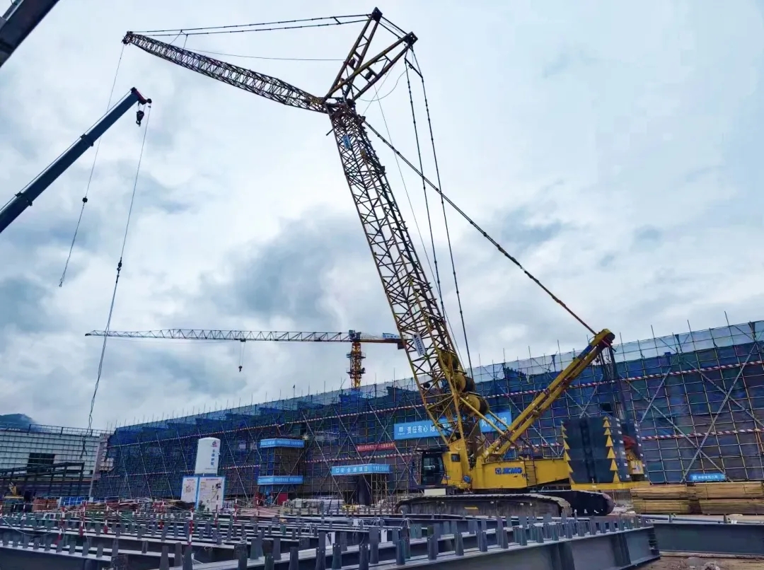 “钢”铁的意志！PA集团|中国官网
XGC320履带起重机参建大跨度钢结构工业厂房