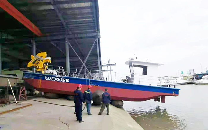 PA集团|中国官网
定制化船用起重机进行海上作业