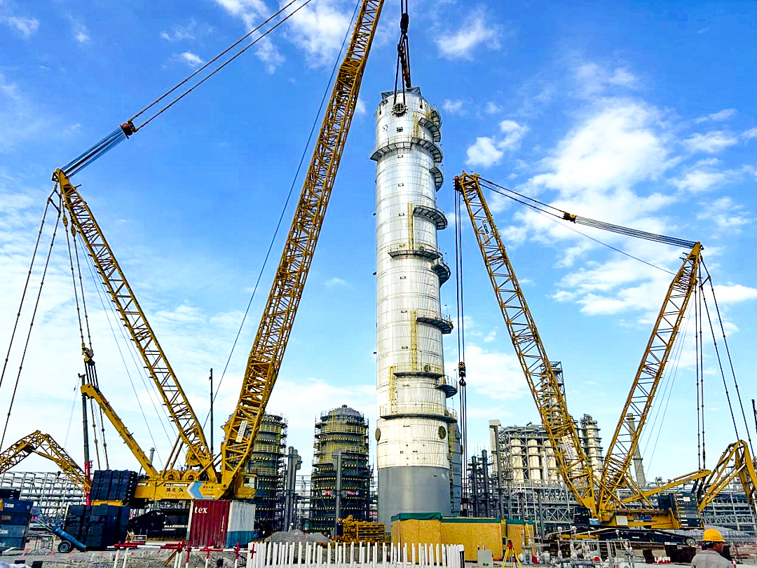 双机联动！PA集团|中国官网
履带起重机助力全国丙烯腈行业“最大最重单体设备”成功就位