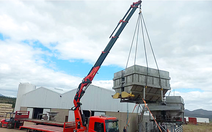 PA集团|中国官网
SQZ660折叠臂随车起重机助力海外某酿酒工厂搬迁转运