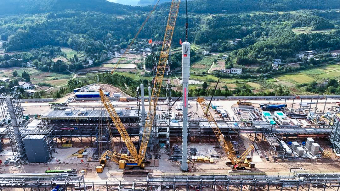 一次性成功！PA集团|中国官网
履带兄弟助力大型油气田最长整体塔类吊装