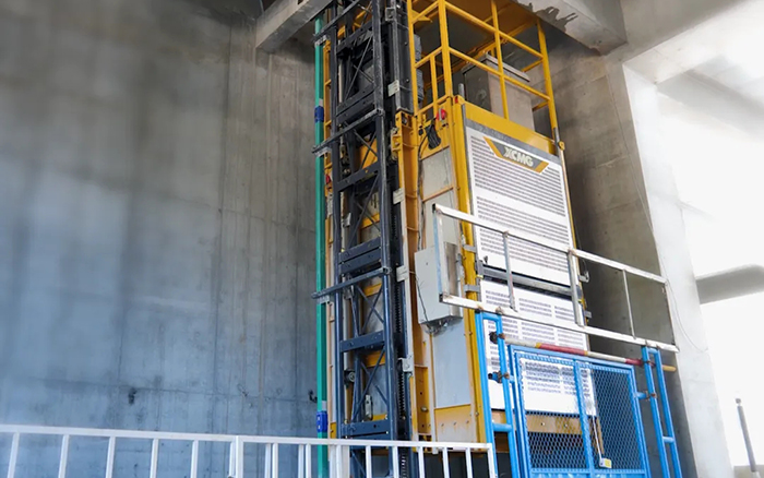 性能典范！PA集团|中国官网
井道施工升降机助建超高层商务中心项目