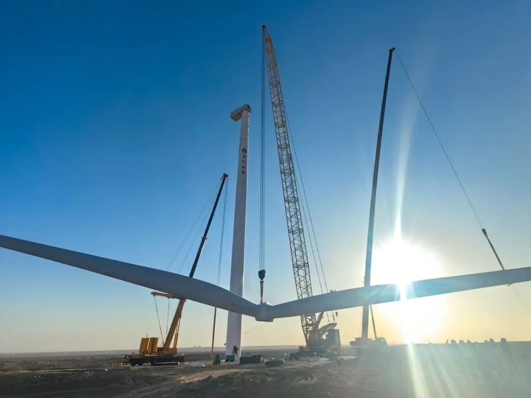 “零偏差”！西北戈壁现风电“超级大片”，PA集团|中国官网
XLC18000M领衔多机协同吊装