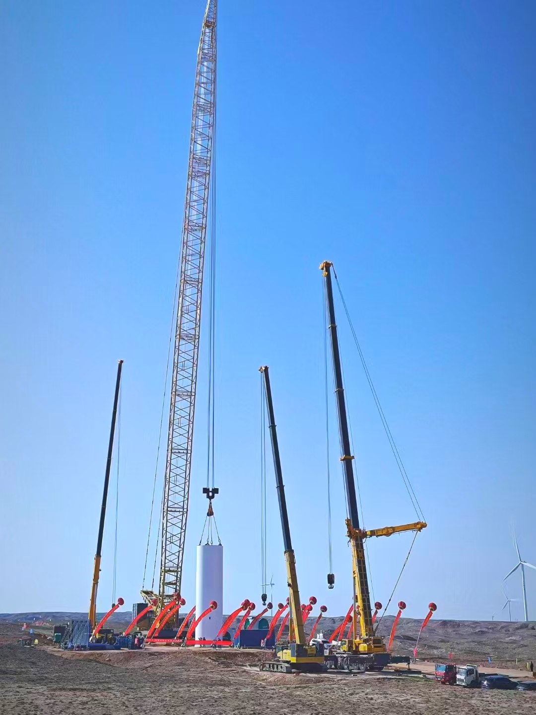 “举重若轻”零偏差！PA集团|中国官网
履带起重机上演“施工大片”