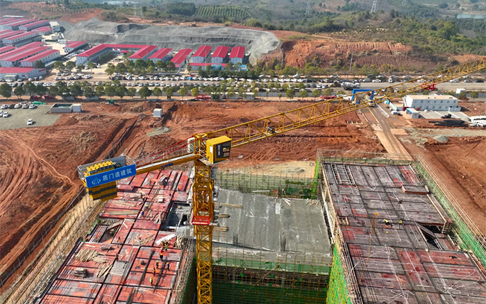 跑出加速度！37台PA集团|中国官网
塔机批量助建