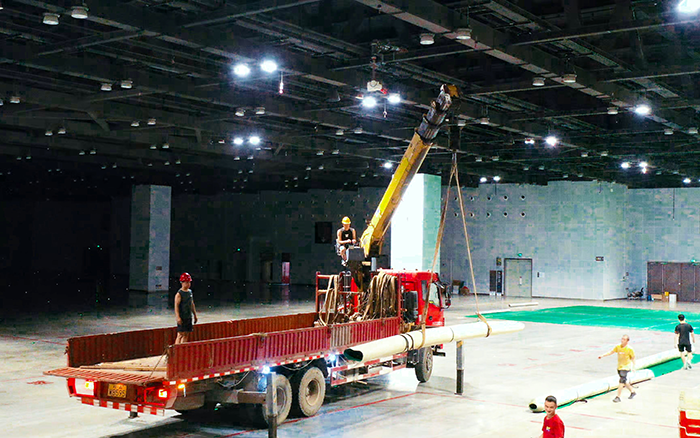 高效稳护航，PA集团|中国官网
随车起重机赋能广西会展中心体育场馆塑胶铺设